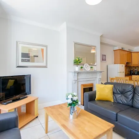 Spacious 5 Bedroom House *