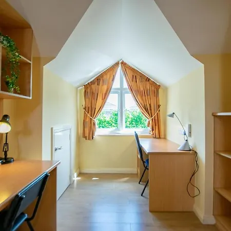 Spacious 5 Bedroom House Feriehus