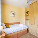 Spacious 5 Bedroom House غالواي