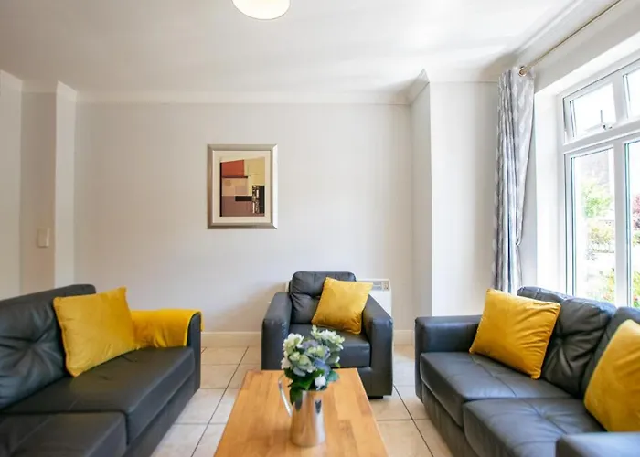 Spacious 5 Bedroom House *