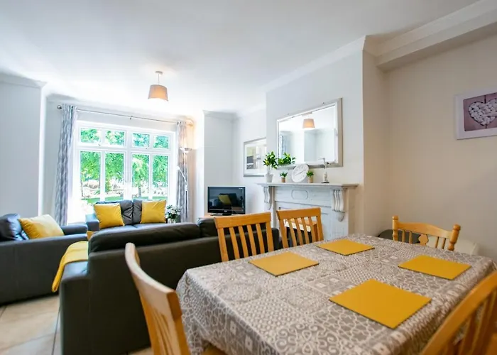 Spacious 5 Bedroom House 戈尔韦