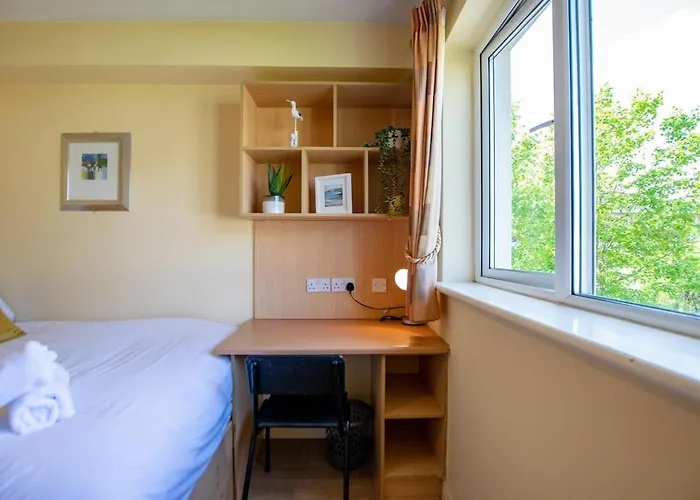 Spacious 5 Bedroom House 度假居 *