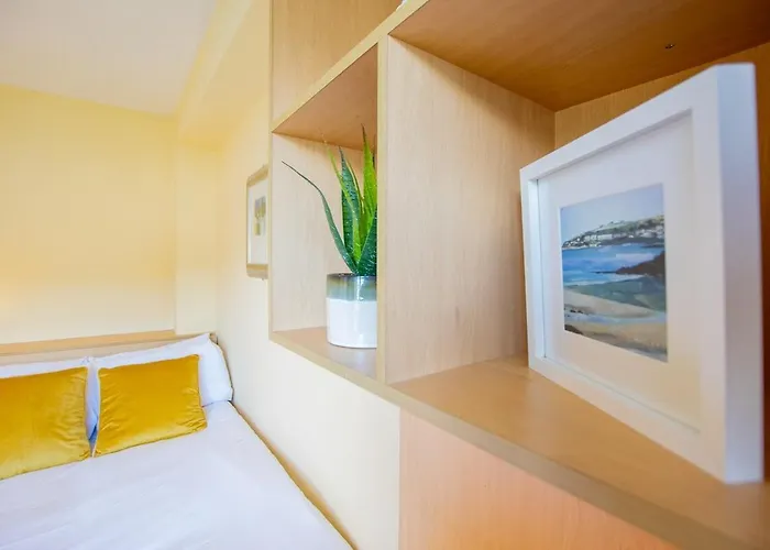 Spacious 5 Bedroom House 度假居