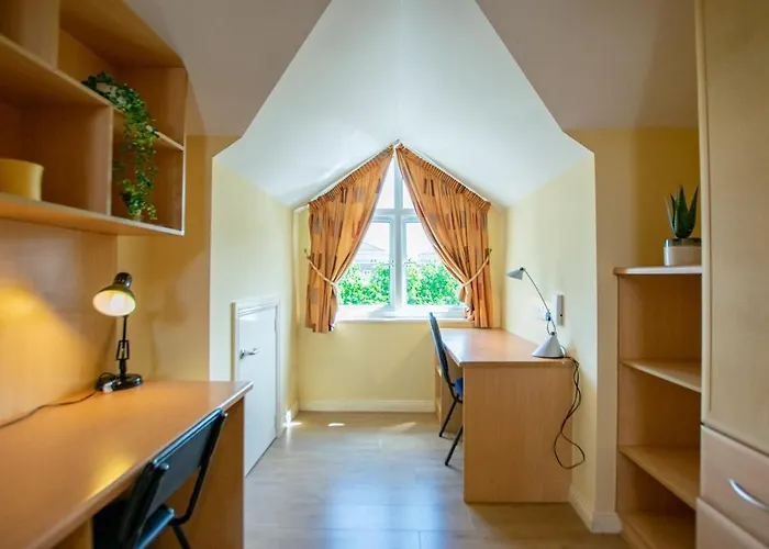 Spacious 5 Bedroom House 度假居