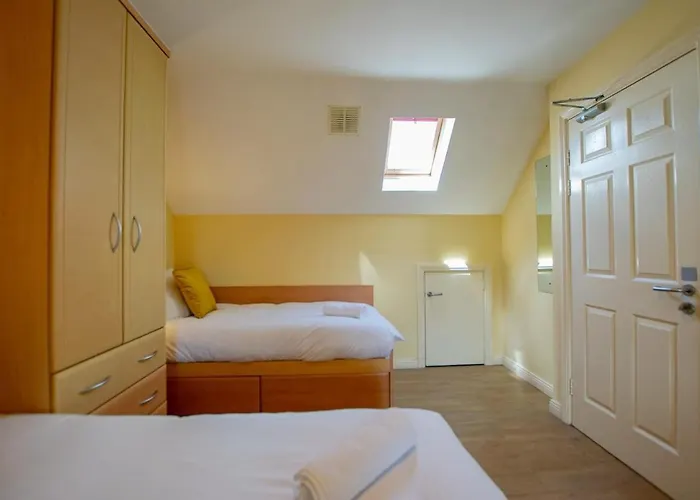 Spacious 5 Bedroom House 度假居 *