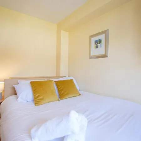 Spacious 5 Bedroom House *