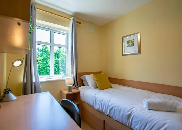 Spacious 5 Bedroom House *